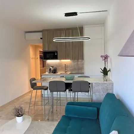 Central, Quiet & Cosy Near Monaco Apartment